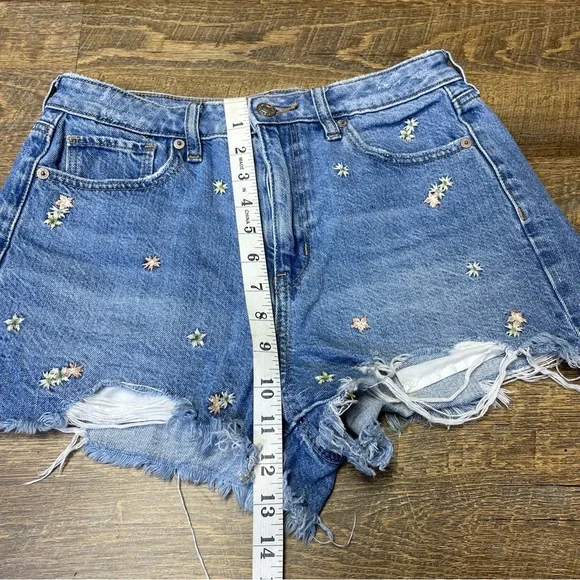 American Eagle Floral Embroidered High Rise Cut Off Mom Shorts Womens Sz 4 - Picture 5 of 11